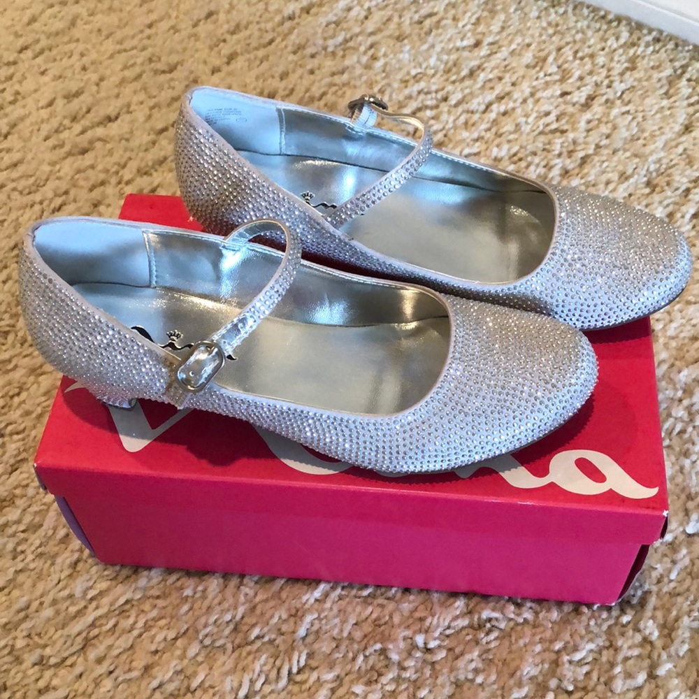 Super sparkly Nina low heel girls dressy shoes